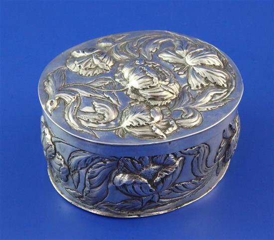 A late 17th century Augsberg repousse silver oval box and cover, 4.5 oz.